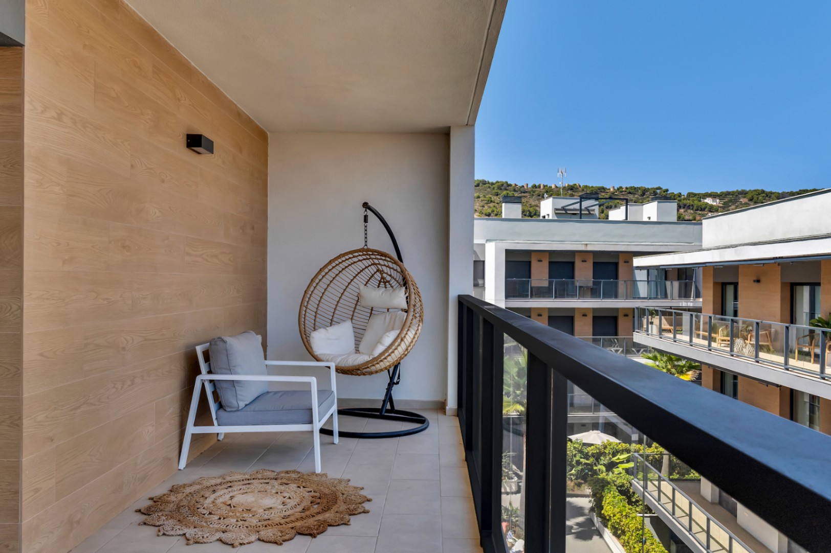 Exclusive 3-bedroom apartment with a huge private solarium and sea views in Javea.