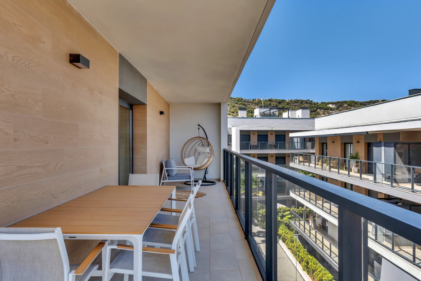 Exclusive 3-bedroom apartment with a huge private solarium and sea views in Javea.