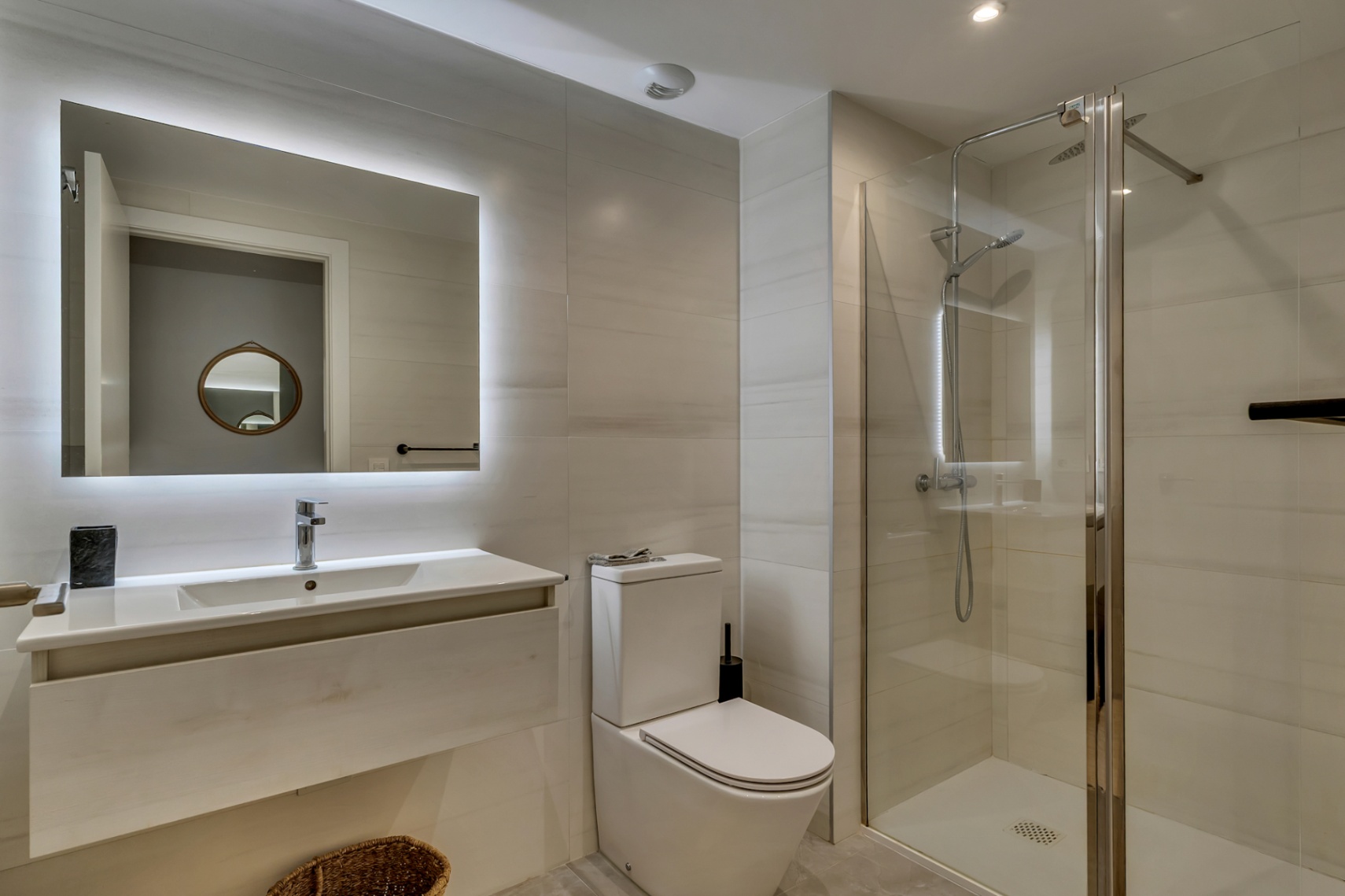 Exclusive 3-bedroom apartment with a huge private solarium and sea views in Javea.