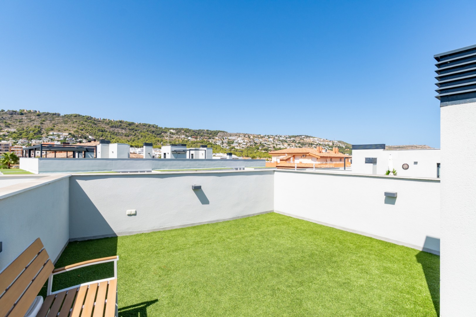 Exclusive 3-bedroom apartment with a huge private solarium and sea views in Javea.