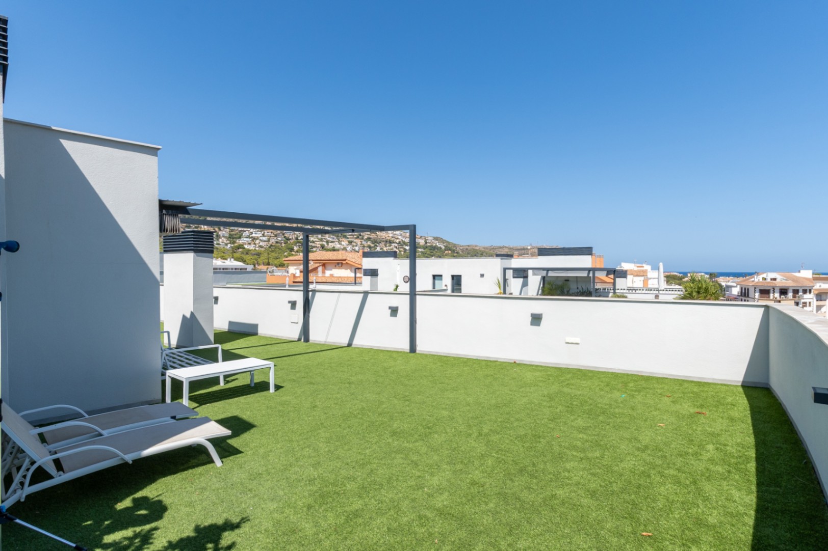 Exclusive 3-bedroom apartment with a huge private solarium and sea views in Javea.