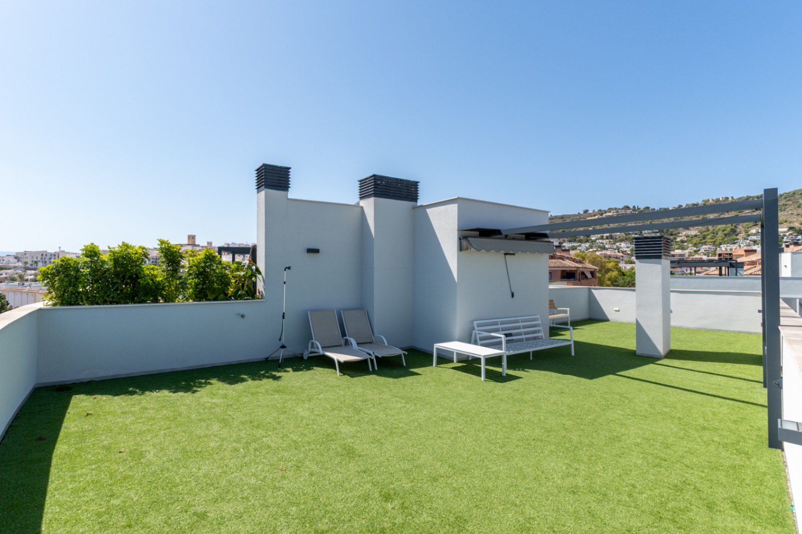 Exclusive 3-bedroom apartment with a huge private solarium and sea views in Javea.