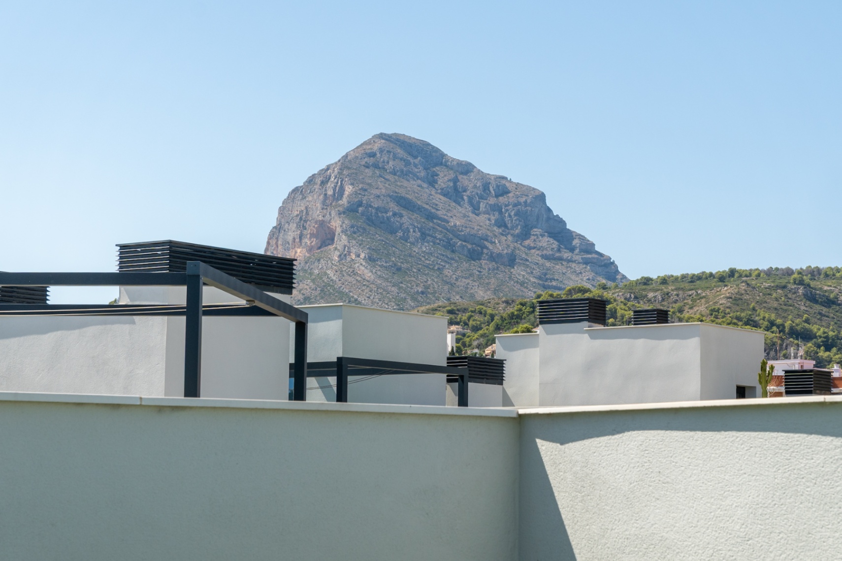 Exclusive 3-bedroom apartment with a huge private solarium and sea views in Javea.