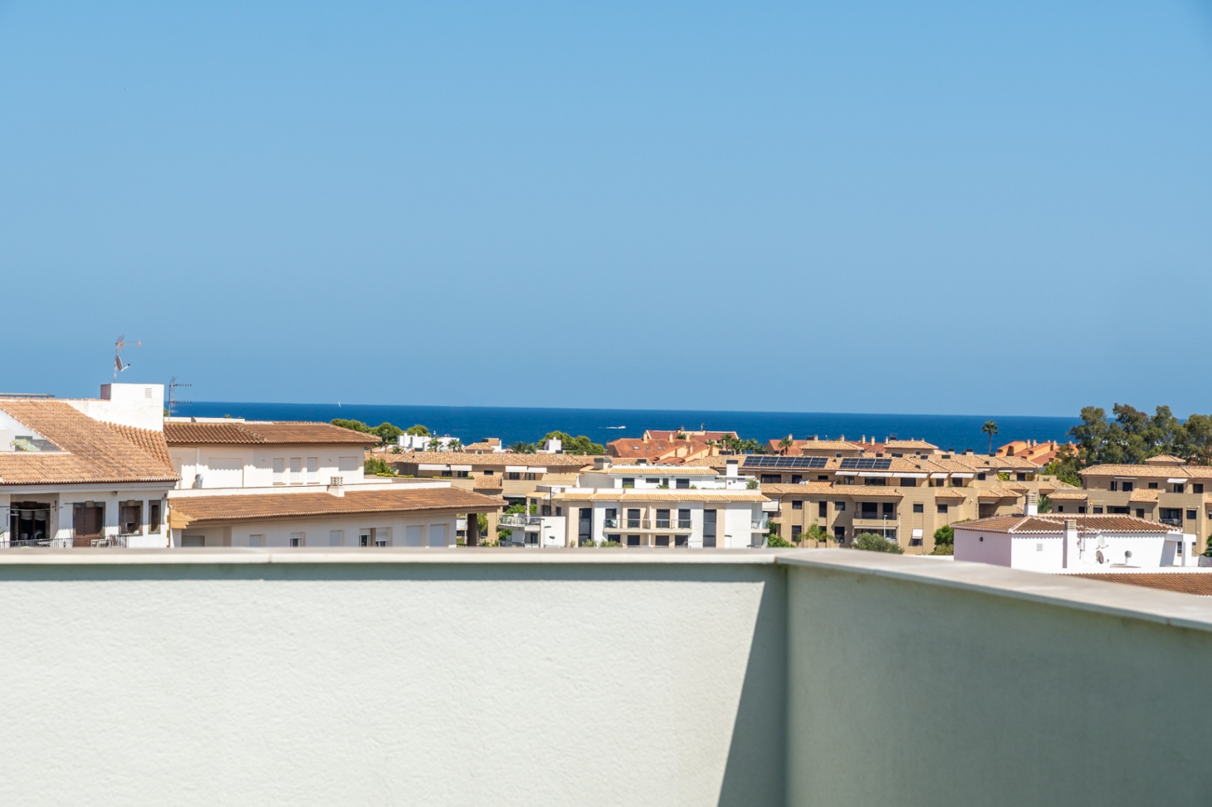 Exclusive 3-bedroom apartment with a huge private solarium and sea views in Javea.