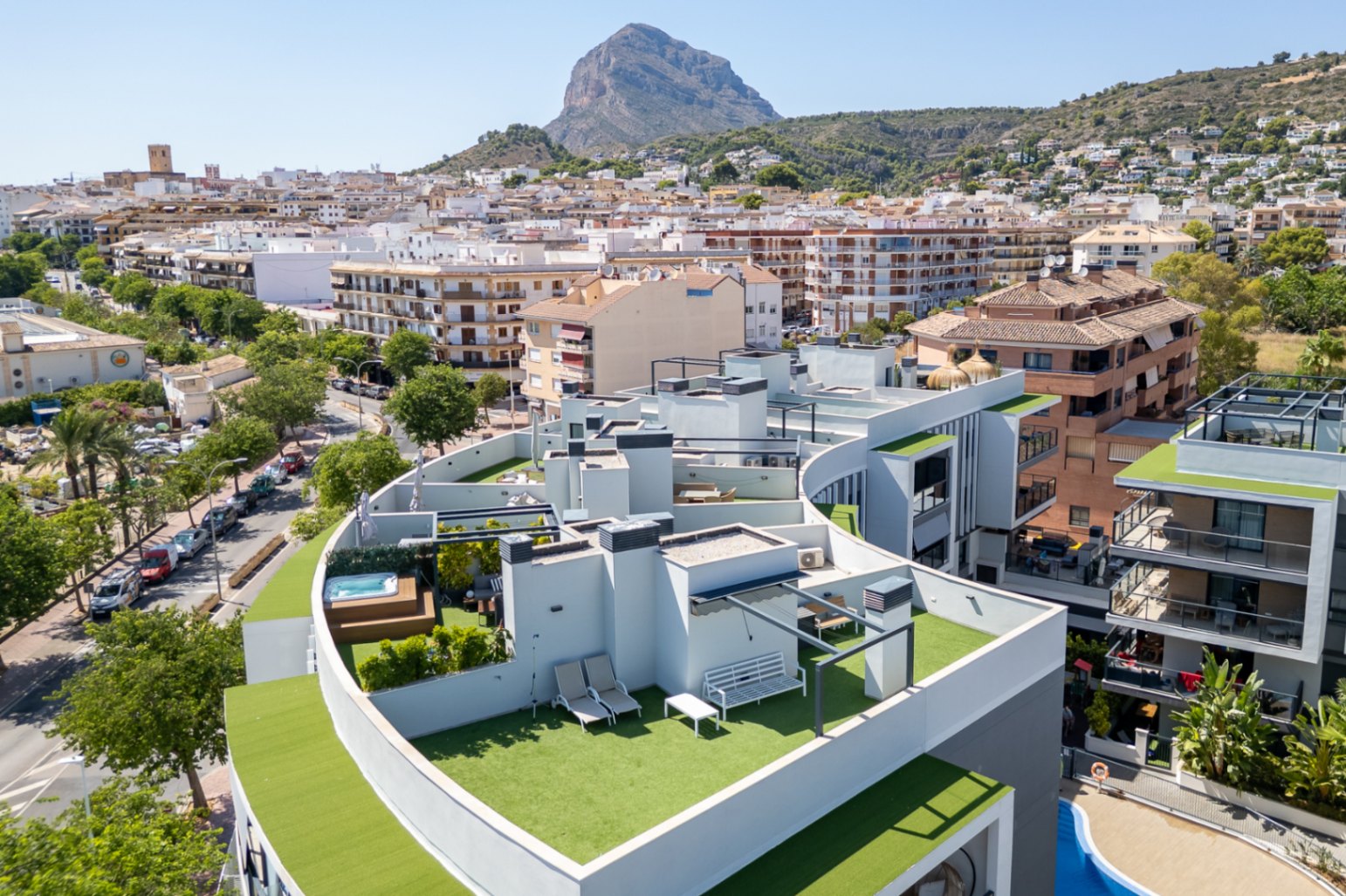 Exclusive 3-bedroom apartment with a huge private solarium and sea views in Javea.