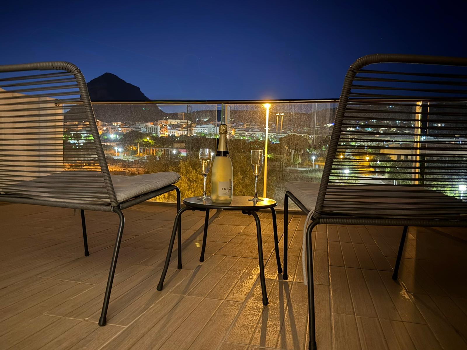 Elegante en moderne rijwoning met 4 slaapkamers in Jávea met uitzicht op de Montgó, op slechts enkele minuten wandelen van het historische centrum.