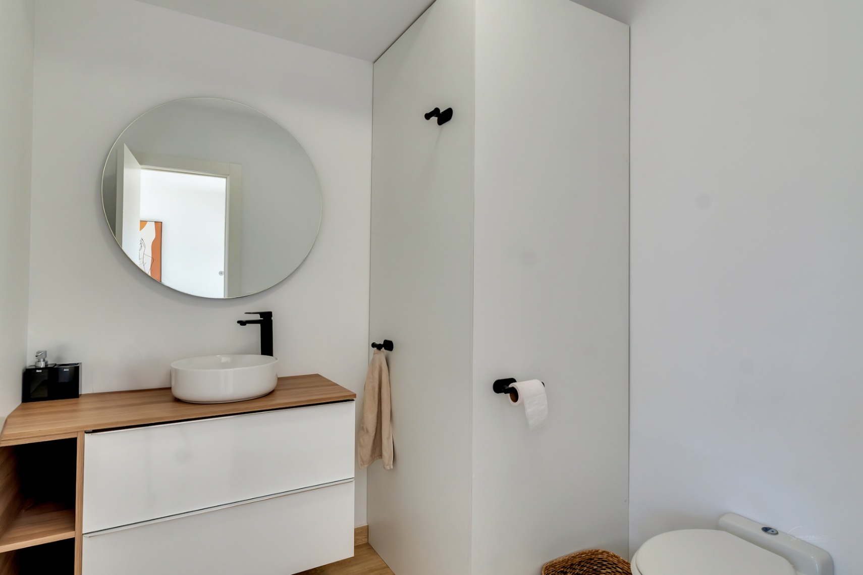 Elegante en moderne rijwoning met 4 slaapkamers in Jávea met uitzicht op de Montgó, op slechts enkele minuten wandelen van het historische centrum.