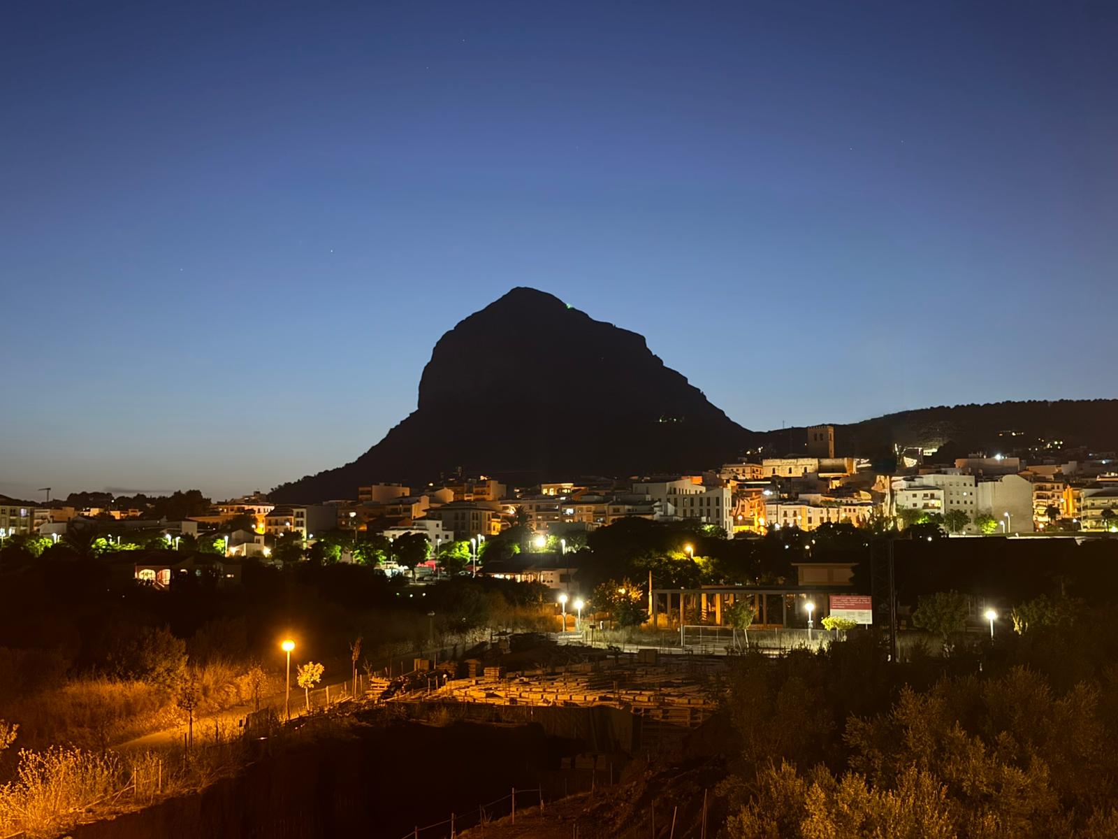 Elegante en moderne rijwoning met 4 slaapkamers in Jávea met uitzicht op de Montgó, op slechts enkele minuten wandelen van het historische centrum.