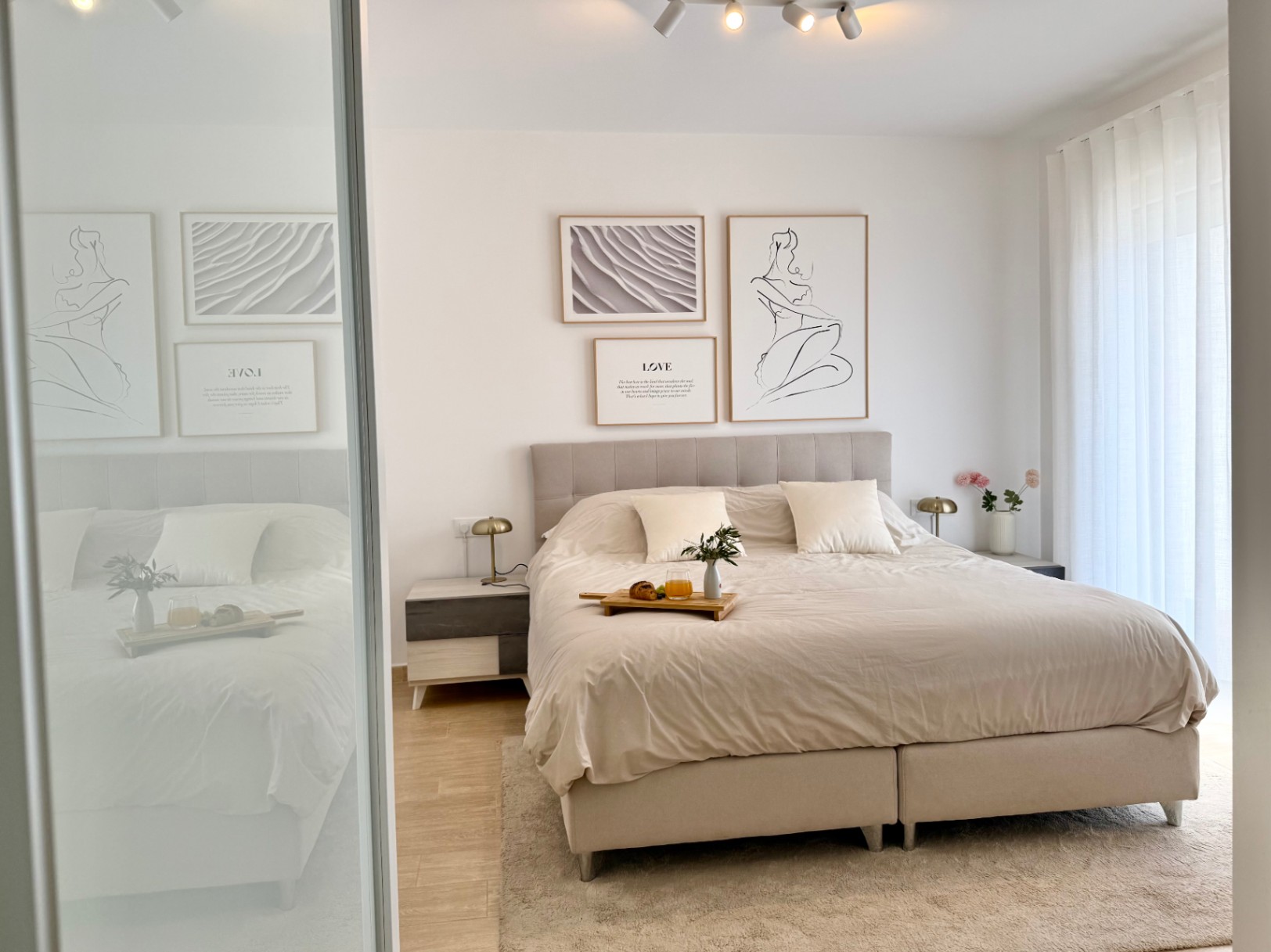 Elegante en moderne rijwoning met 4 slaapkamers in Jávea met uitzicht op de Montgó, op slechts enkele minuten wandelen van het historische centrum.
