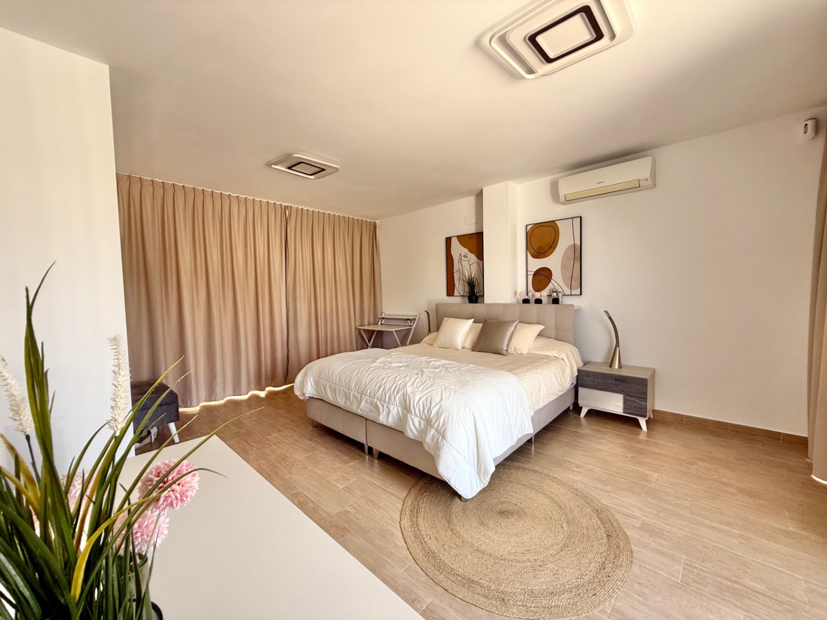 Elegante en moderne rijwoning met 4 slaapkamers in Jávea met uitzicht op de Montgó, op slechts enkele minuten wandelen van het historische centrum.