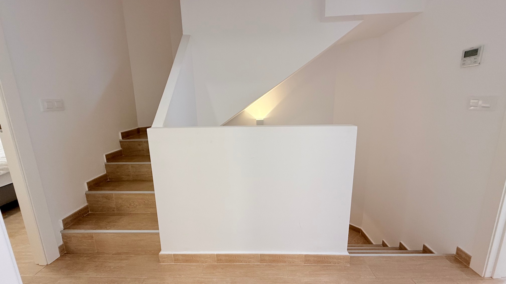 Elegante en moderne rijwoning met 4 slaapkamers in Jávea met uitzicht op de Montgó, op slechts enkele minuten wandelen van het historische centrum.