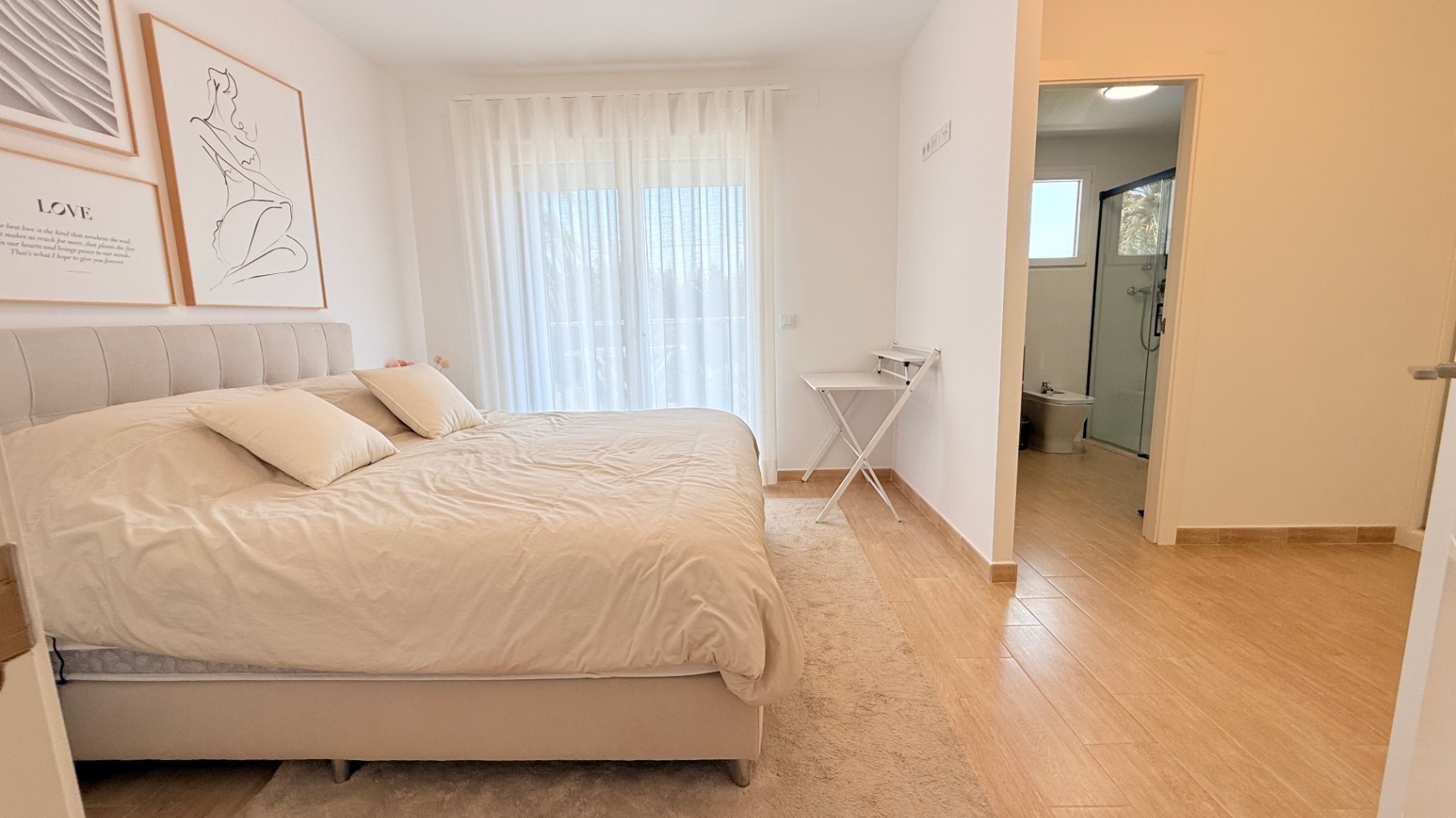 Elegante en moderne rijwoning met 4 slaapkamers in Jávea met uitzicht op de Montgó, op slechts enkele minuten wandelen van het historische centrum.