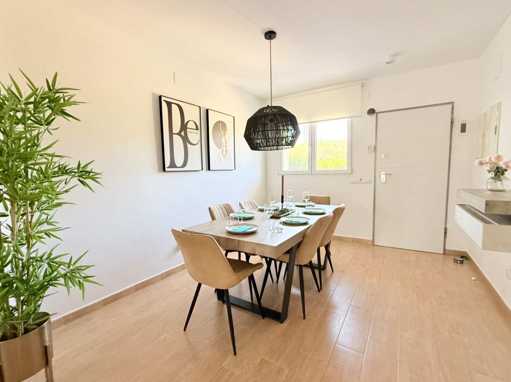 Elegante en moderne rijwoning met 4 slaapkamers in Jávea met uitzicht op de Montgó, op slechts enkele minuten wandelen van het historische centrum.