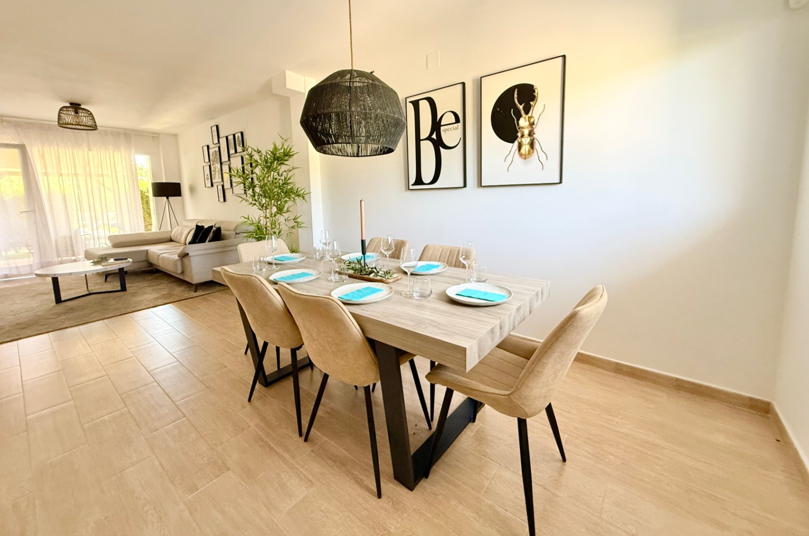Elegante en moderne rijwoning met 4 slaapkamers in Jávea met uitzicht op de Montgó, op slechts enkele minuten wandelen van het historische centrum.