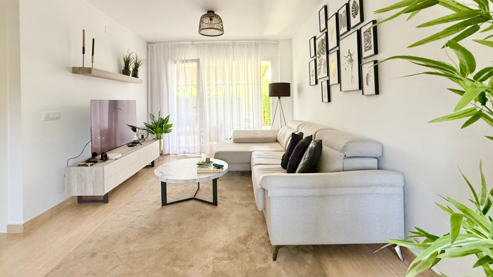Elegante en moderne rijwoning met 4 slaapkamers in Jávea met uitzicht op de Montgó, op slechts enkele minuten wandelen van het historische centrum.
