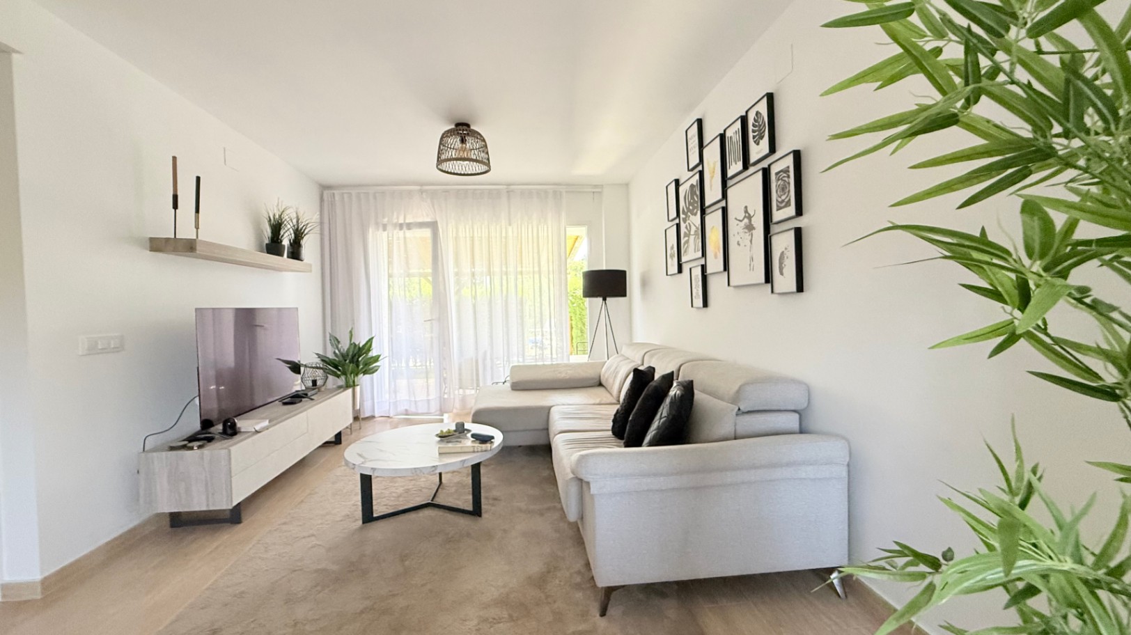 Elegante en moderne rijwoning met 4 slaapkamers in Jávea met uitzicht op de Montgó, op slechts enkele minuten wandelen van het historische centrum.