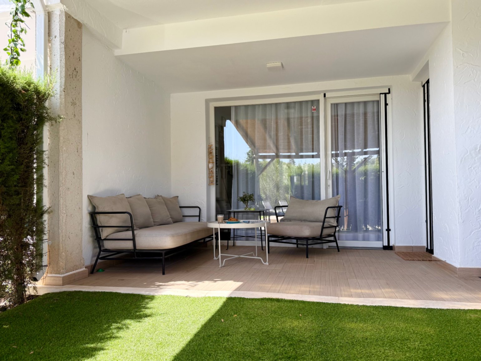Elegante en moderne rijwoning met 4 slaapkamers in Jávea met uitzicht op de Montgó, op slechts enkele minuten wandelen van het historische centrum.