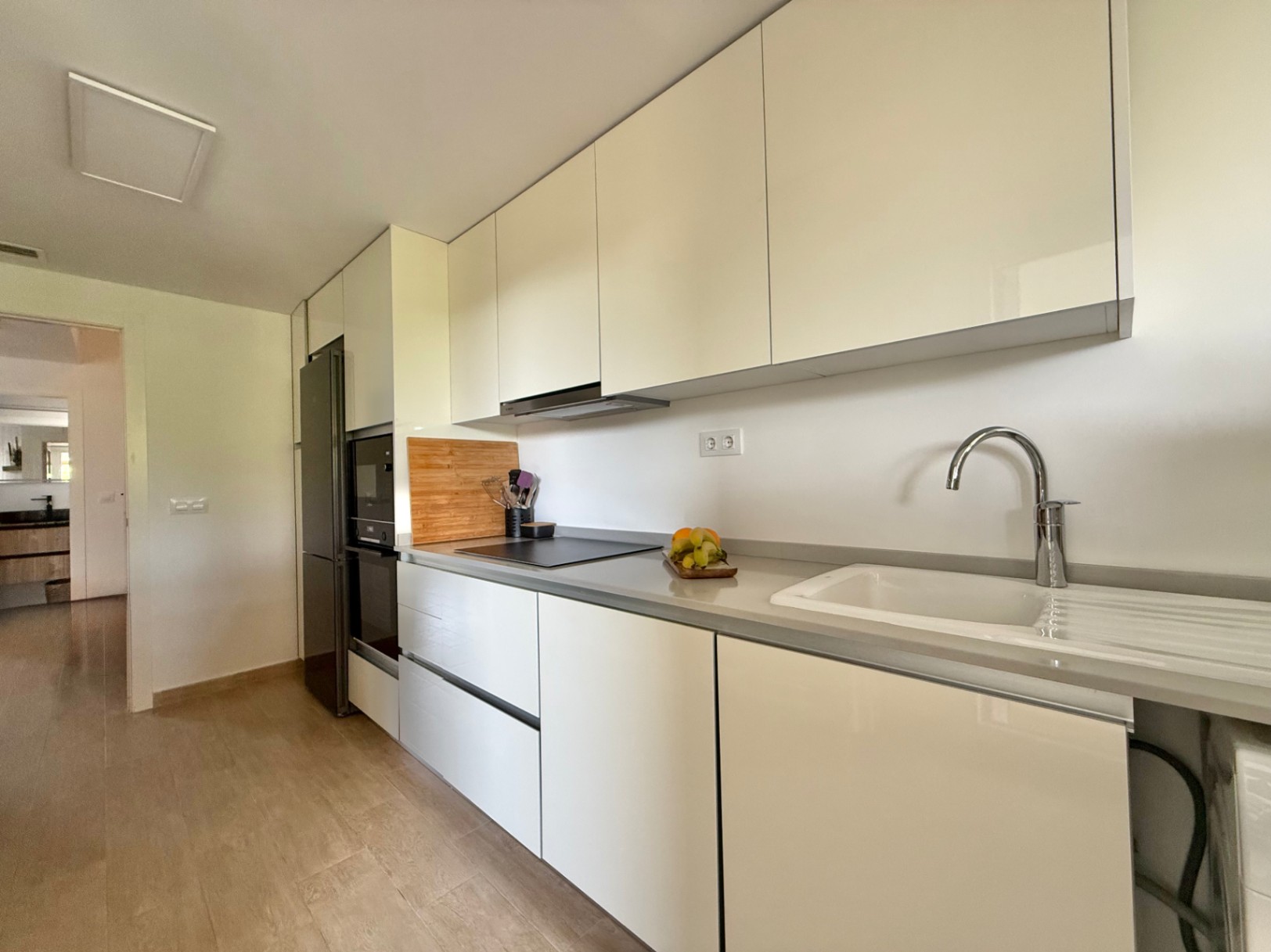 Elegante en moderne rijwoning met 4 slaapkamers in Jávea met uitzicht op de Montgó, op slechts enkele minuten wandelen van het historische centrum.
