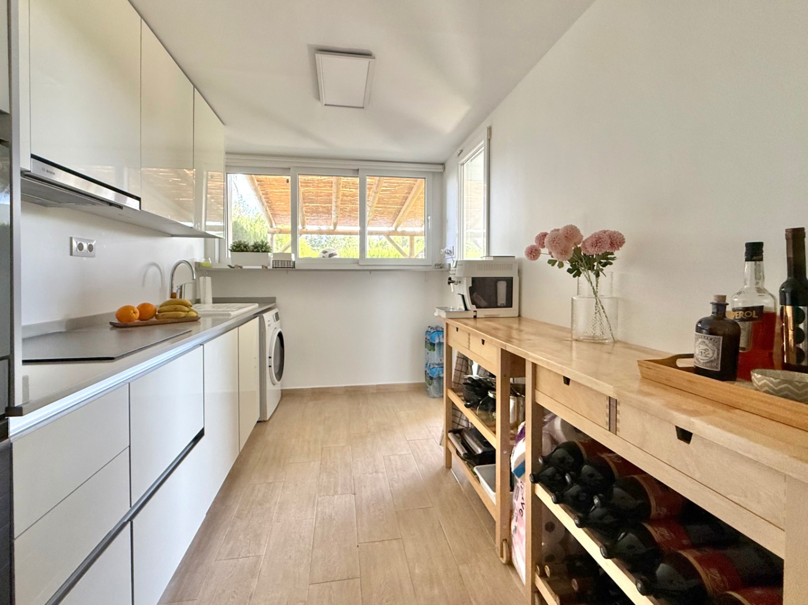 Elegante en moderne rijwoning met 4 slaapkamers in Jávea met uitzicht op de Montgó, op slechts enkele minuten wandelen van het historische centrum.