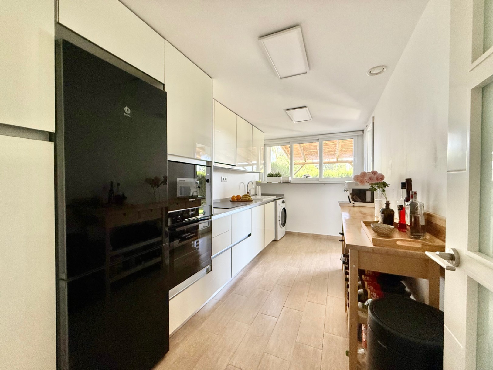 Elegante en moderne rijwoning met 4 slaapkamers in Jávea met uitzicht op de Montgó, op slechts enkele minuten wandelen van het historische centrum.