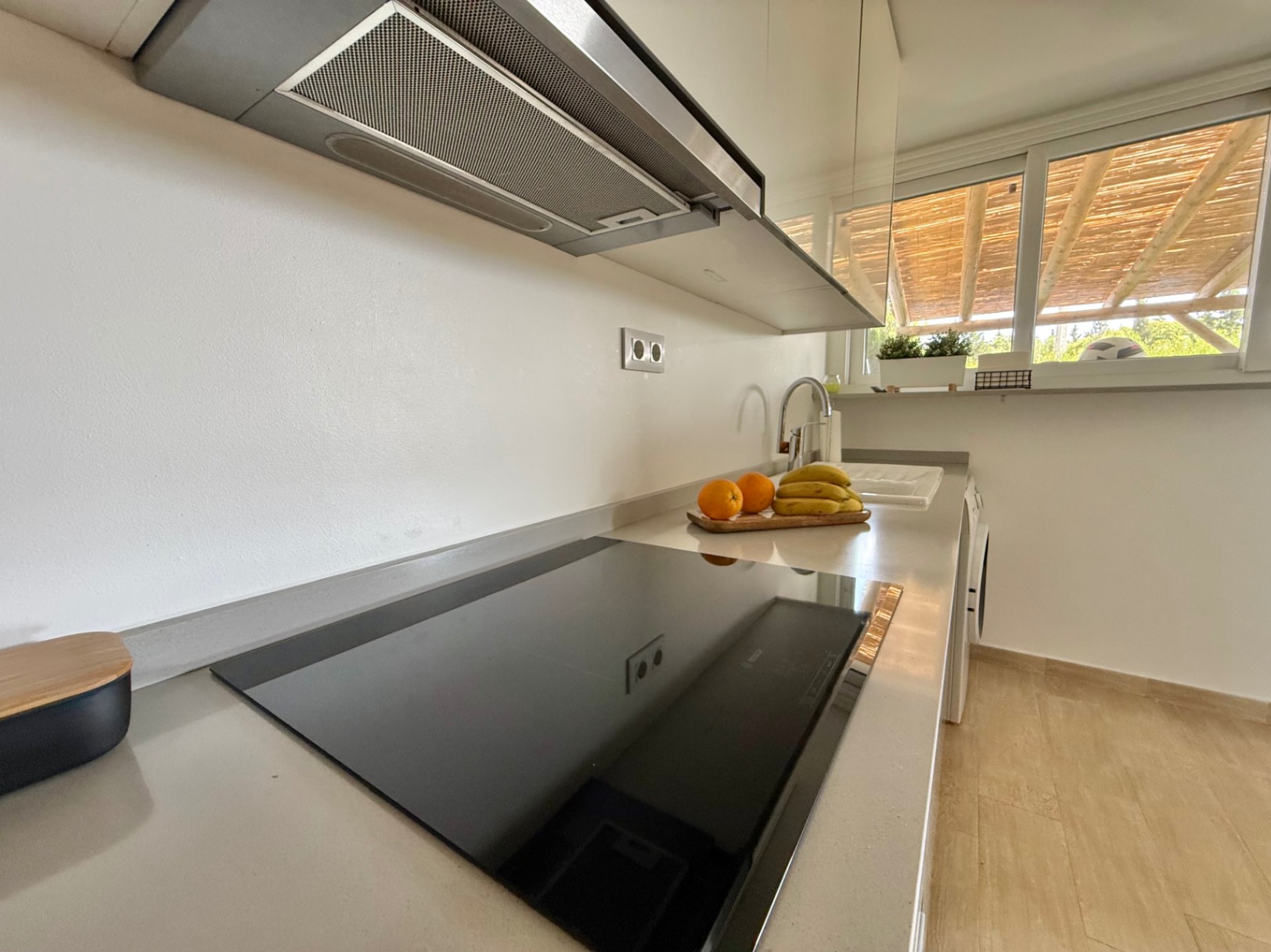 Elegante en moderne rijwoning met 4 slaapkamers in Jávea met uitzicht op de Montgó, op slechts enkele minuten wandelen van het historische centrum.