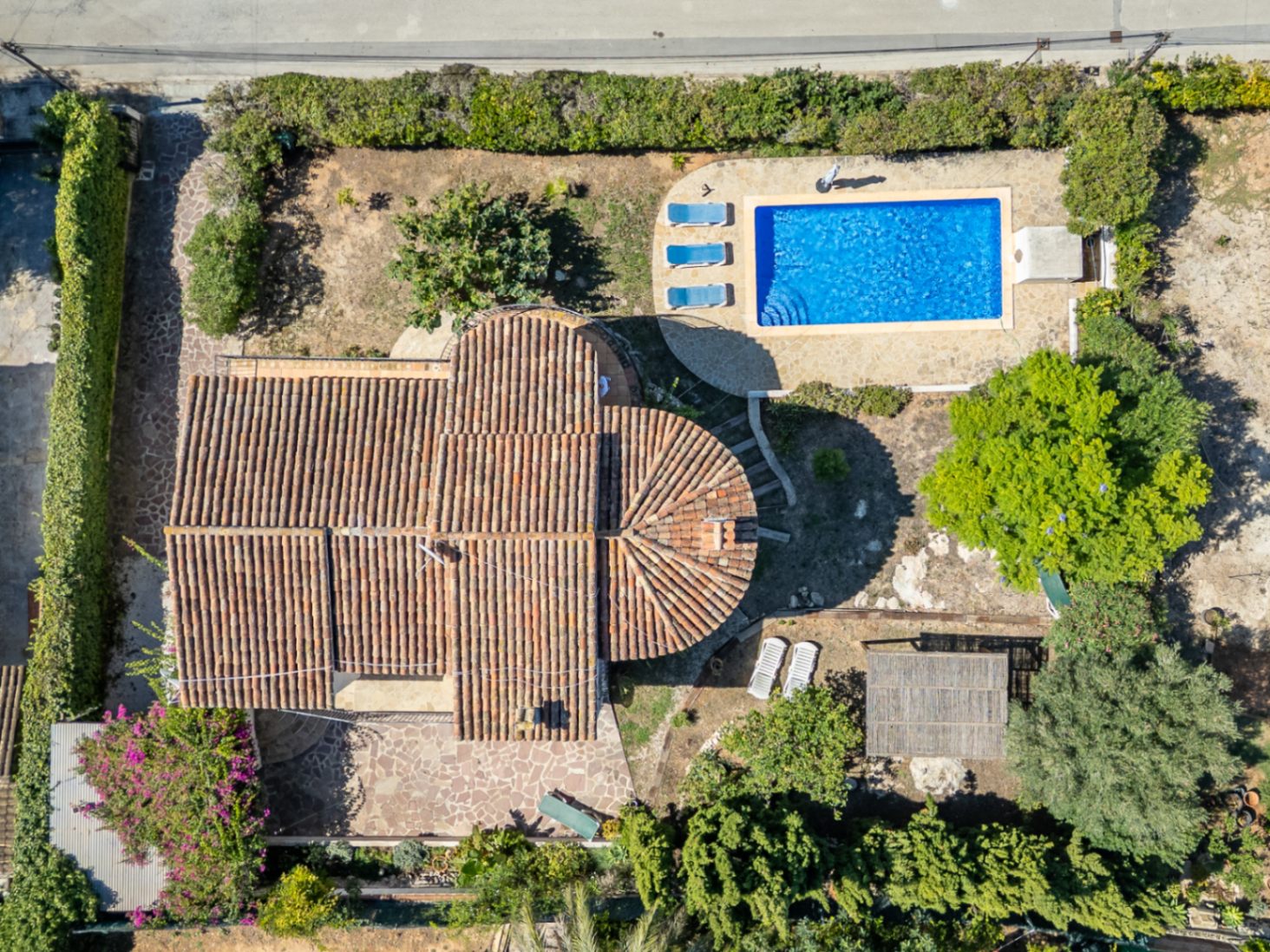 Villa mit separatem Apartment und Blick auf den Montgó, 600 m vom Meer entfernt.