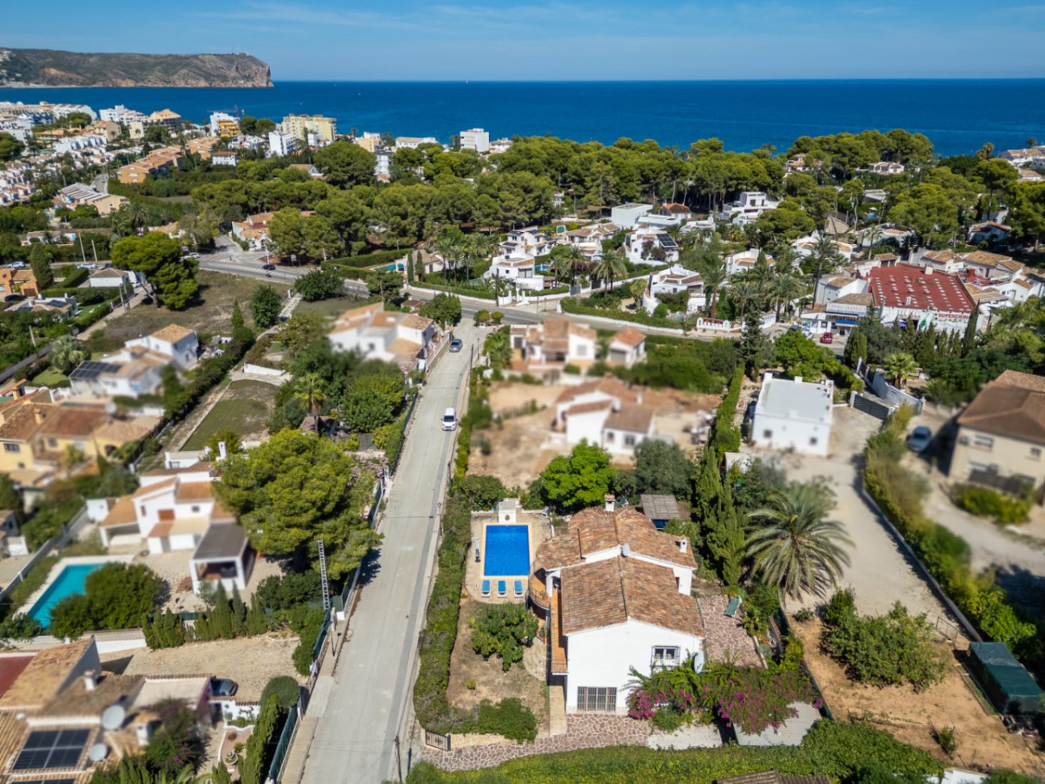Villa mit separatem Apartment und Blick auf den Montgó, 600 m vom Meer entfernt.