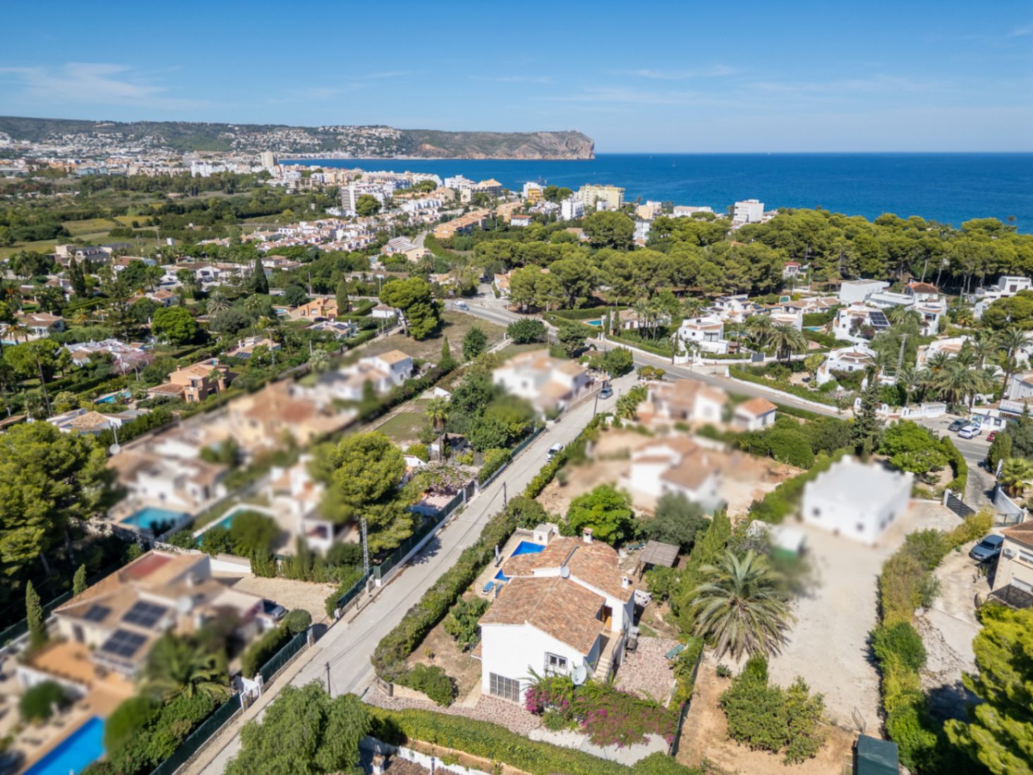 Villa mit separatem Apartment und Blick auf den Montgó, 600 m vom Meer entfernt.