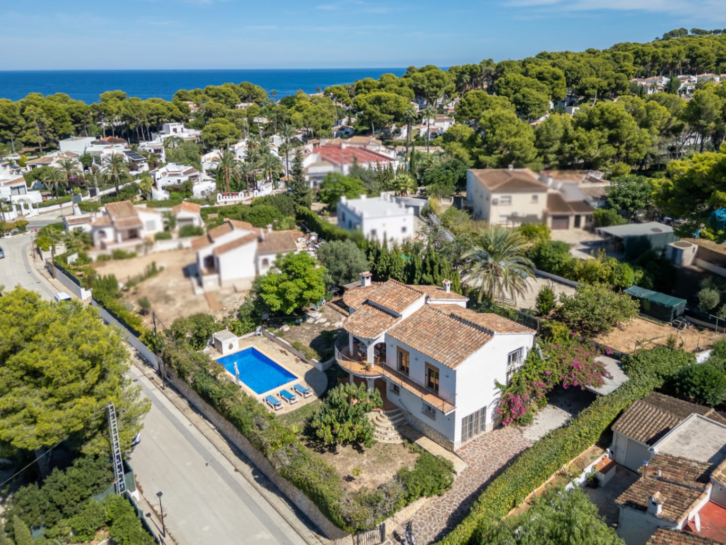 Villa mit separatem Apartment und Blick auf den Montgó, 600 m vom Meer entfernt.