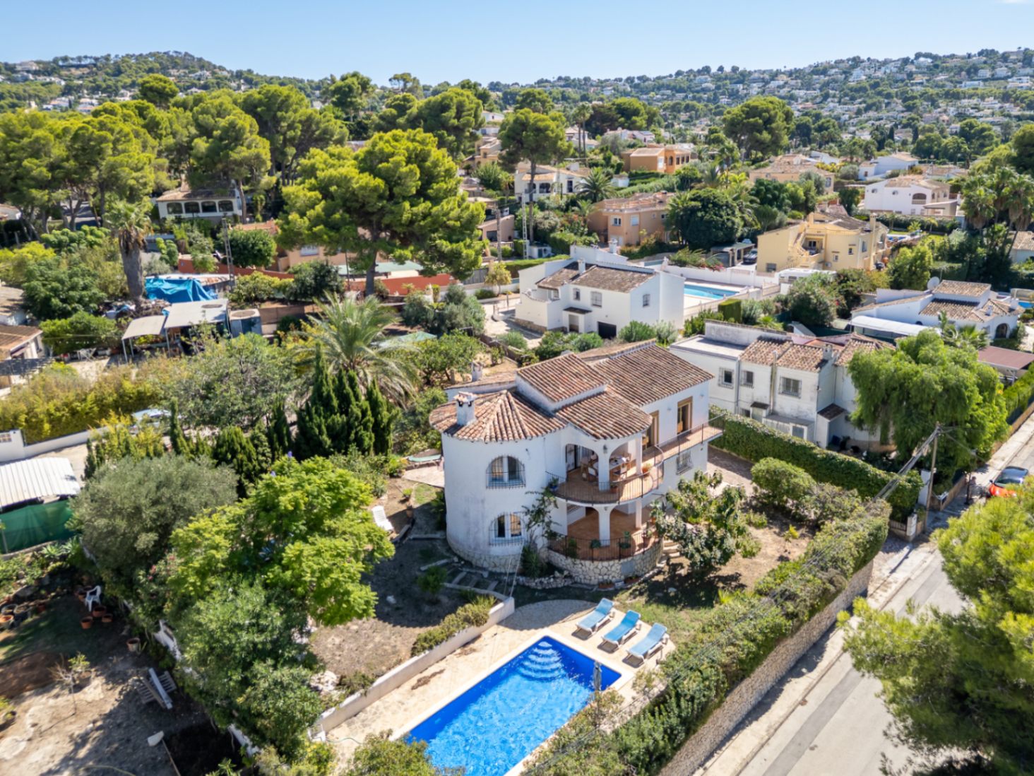 Villa mit separatem Apartment und Blick auf den Montgó, 600 m vom Meer entfernt.
