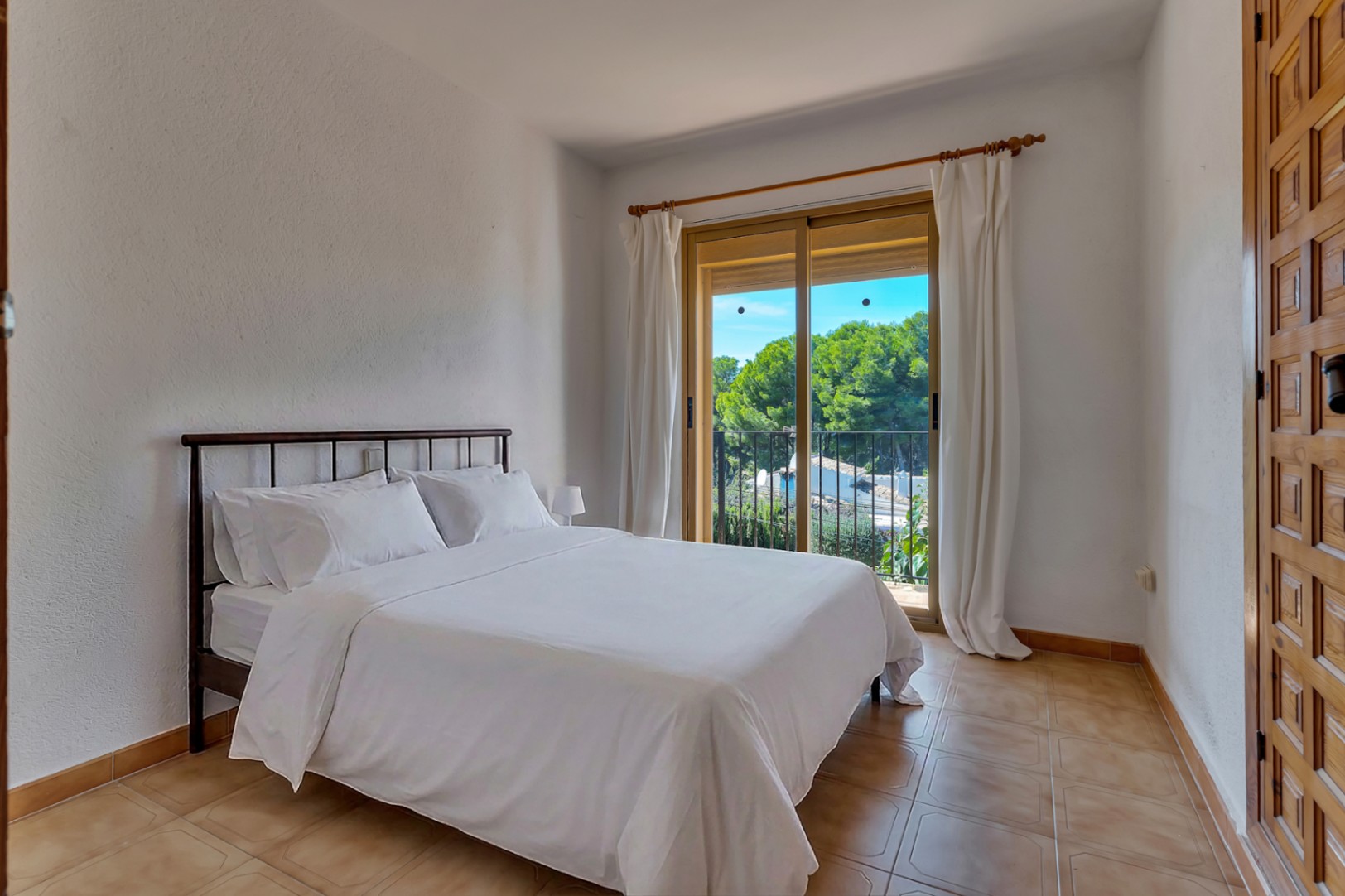 Villa mit separatem Apartment und Blick auf den Montgó, 600 m vom Meer entfernt.