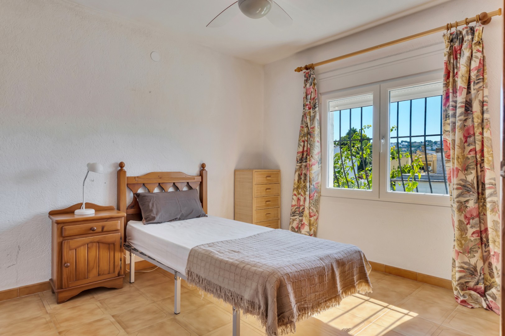 Villa mit separatem Apartment und Blick auf den Montgó, 600 m vom Meer entfernt.