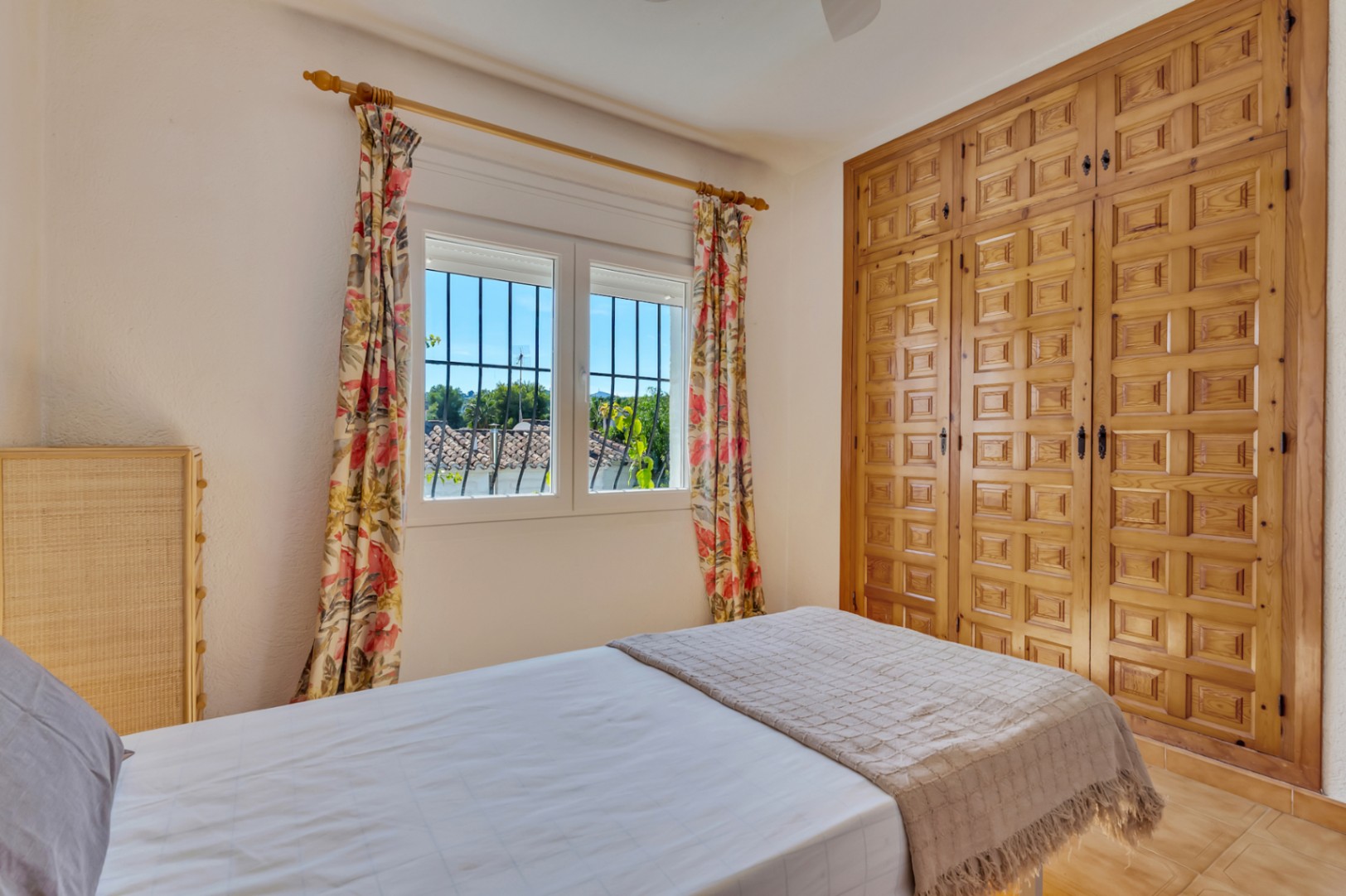 Villa mit separatem Apartment und Blick auf den Montgó, 600 m vom Meer entfernt.