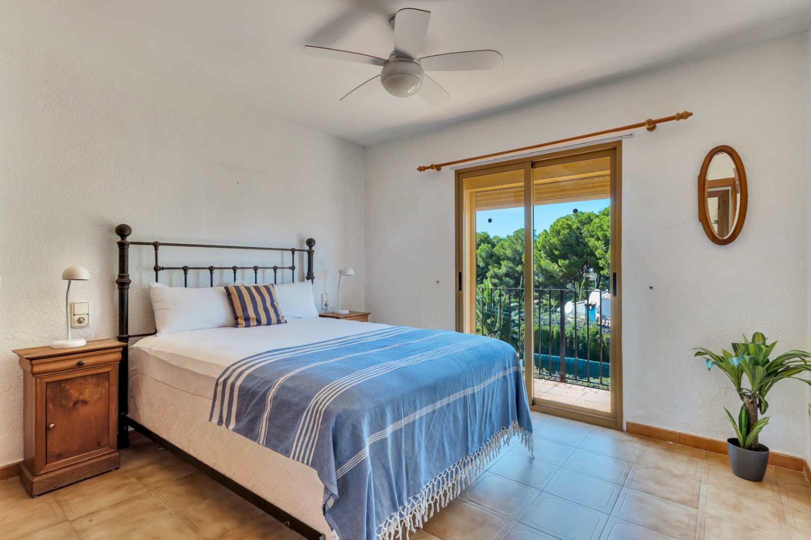 Villa mit separatem Apartment und Blick auf den Montgó, 600 m vom Meer entfernt.