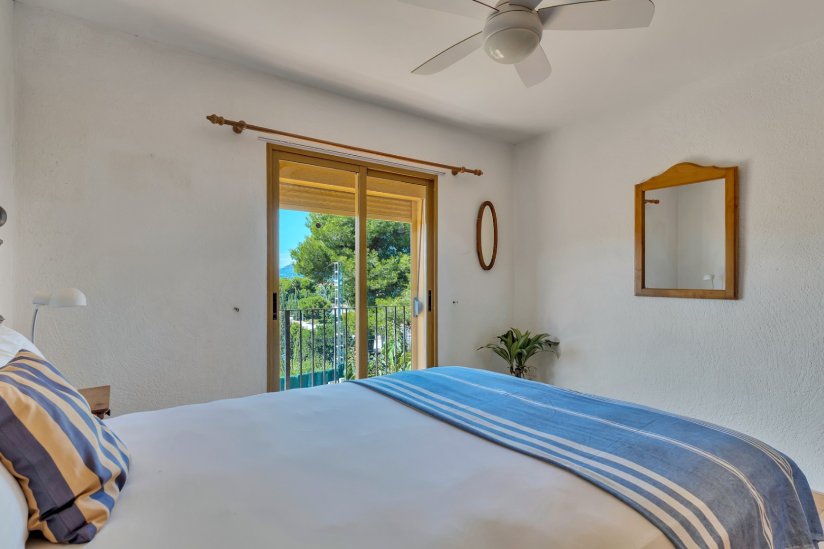 Villa mit separatem Apartment und Blick auf den Montgó, 600 m vom Meer entfernt.
