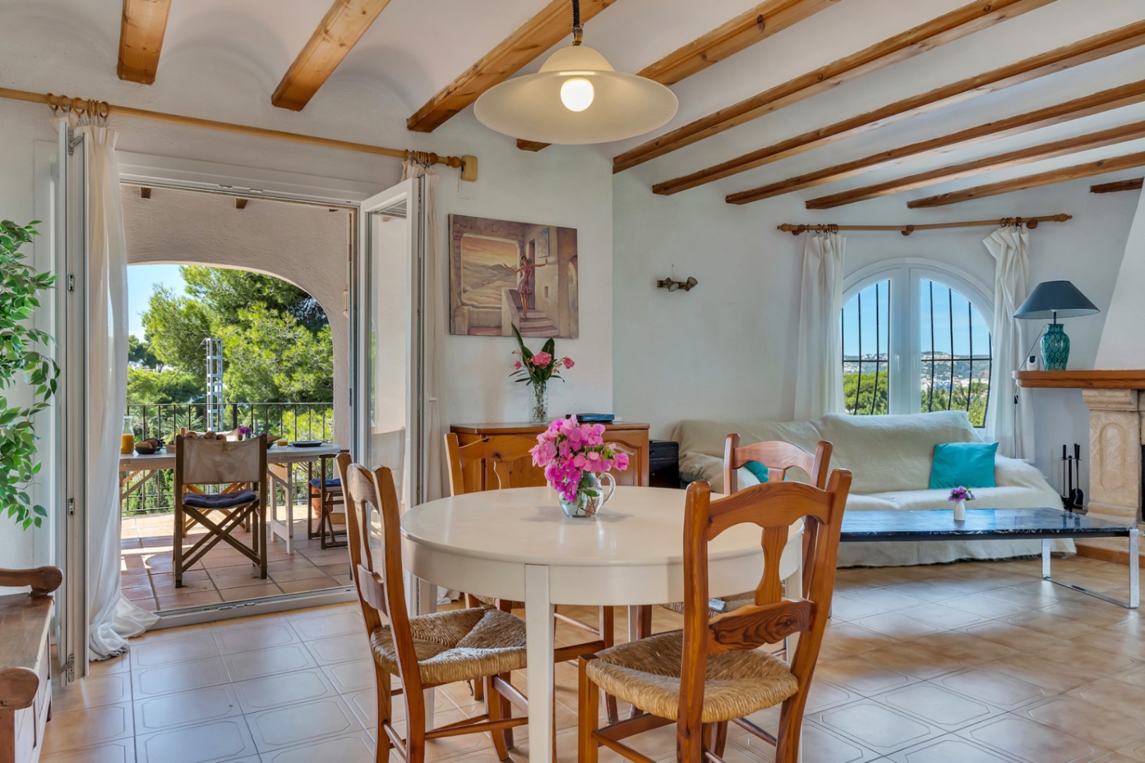 Villa mit separatem Apartment und Blick auf den Montgó, 600 m vom Meer entfernt.