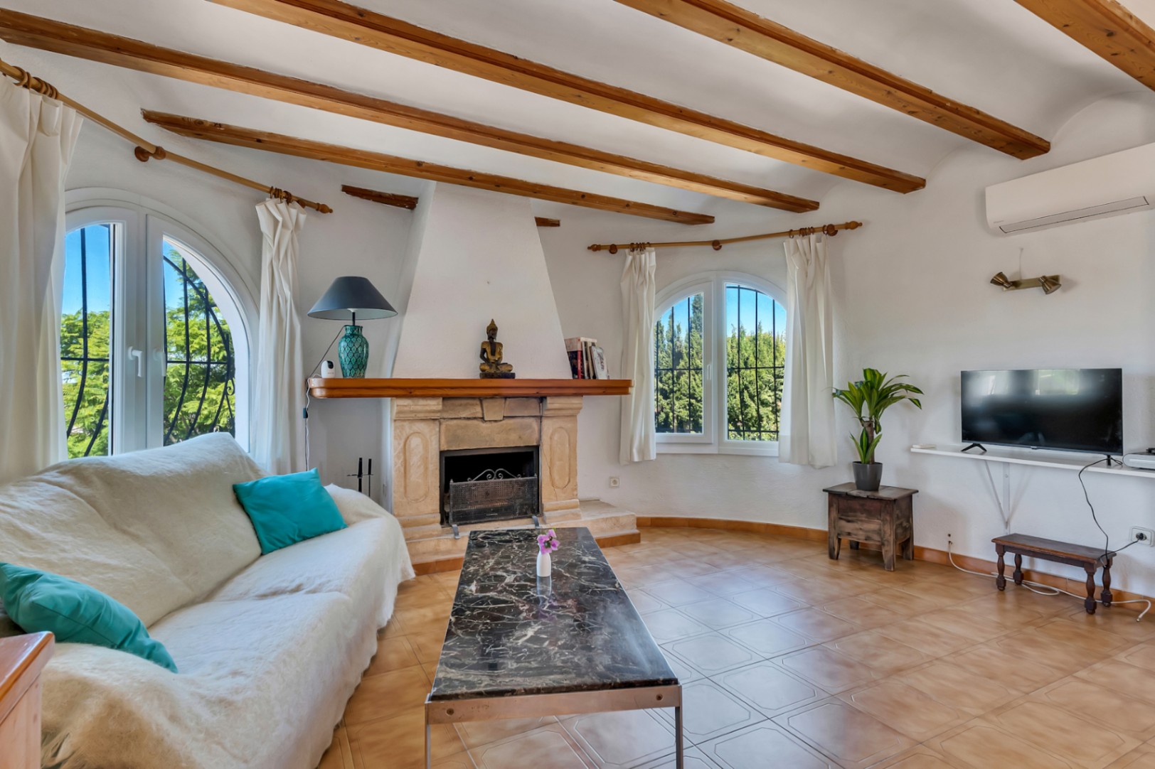 Villa mit separatem Apartment und Blick auf den Montgó, 600 m vom Meer entfernt.