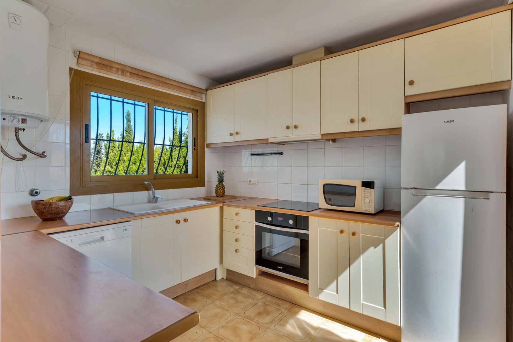 Villa mit separatem Apartment und Blick auf den Montgó, 600 m vom Meer entfernt.