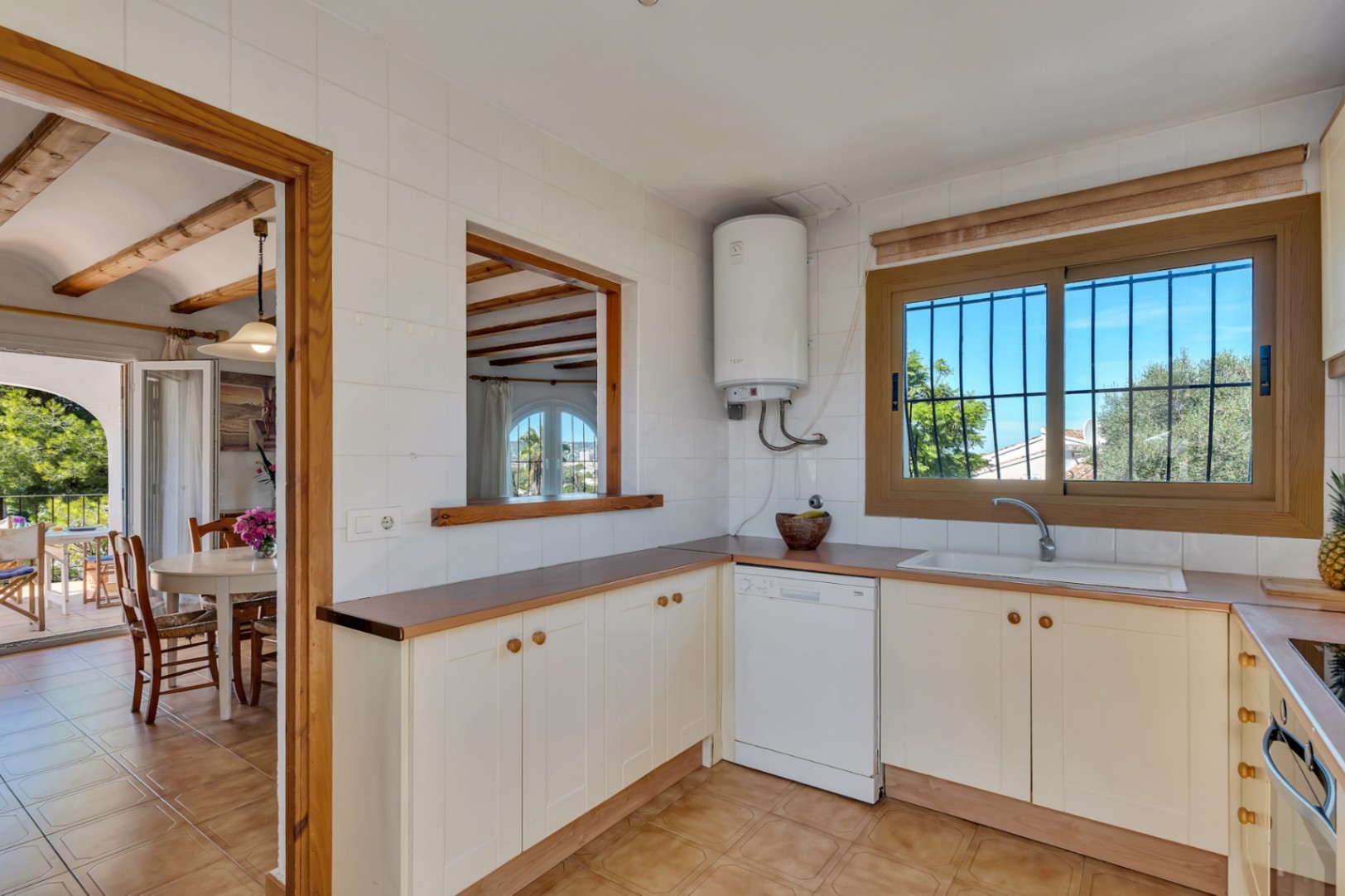 Villa mit separatem Apartment und Blick auf den Montgó, 600 m vom Meer entfernt.