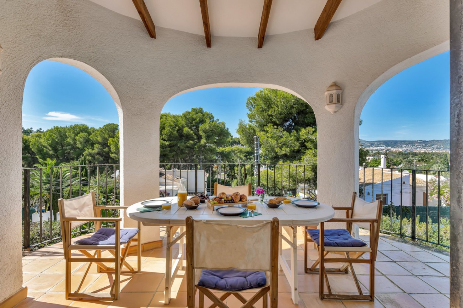 Villa mit separatem Apartment und Blick auf den Montgó, 600 m vom Meer entfernt.
