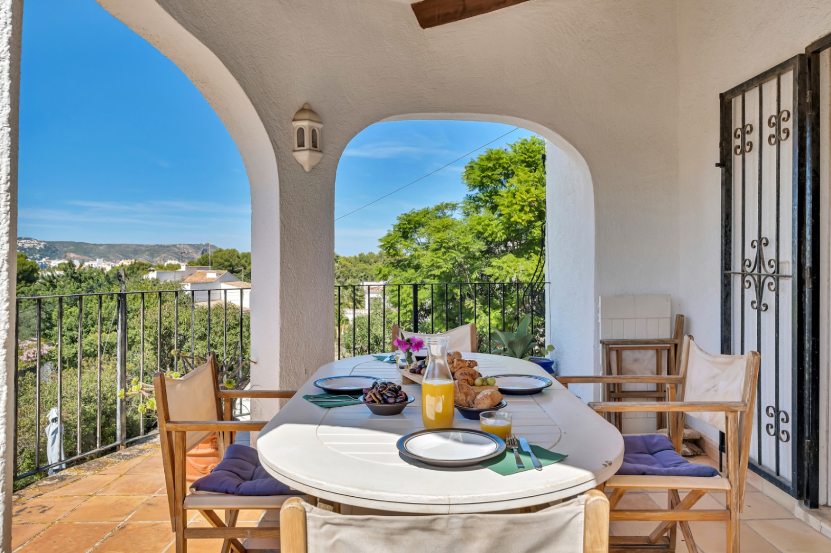 Villa mit separatem Apartment und Blick auf den Montgó, 600 m vom Meer entfernt.
