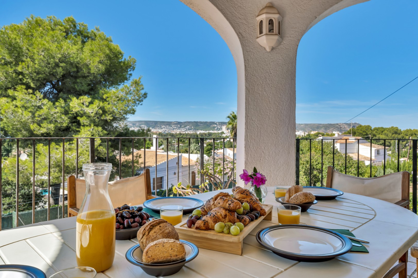 Villa mit separatem Apartment und Blick auf den Montgó, 600 m vom Meer entfernt.