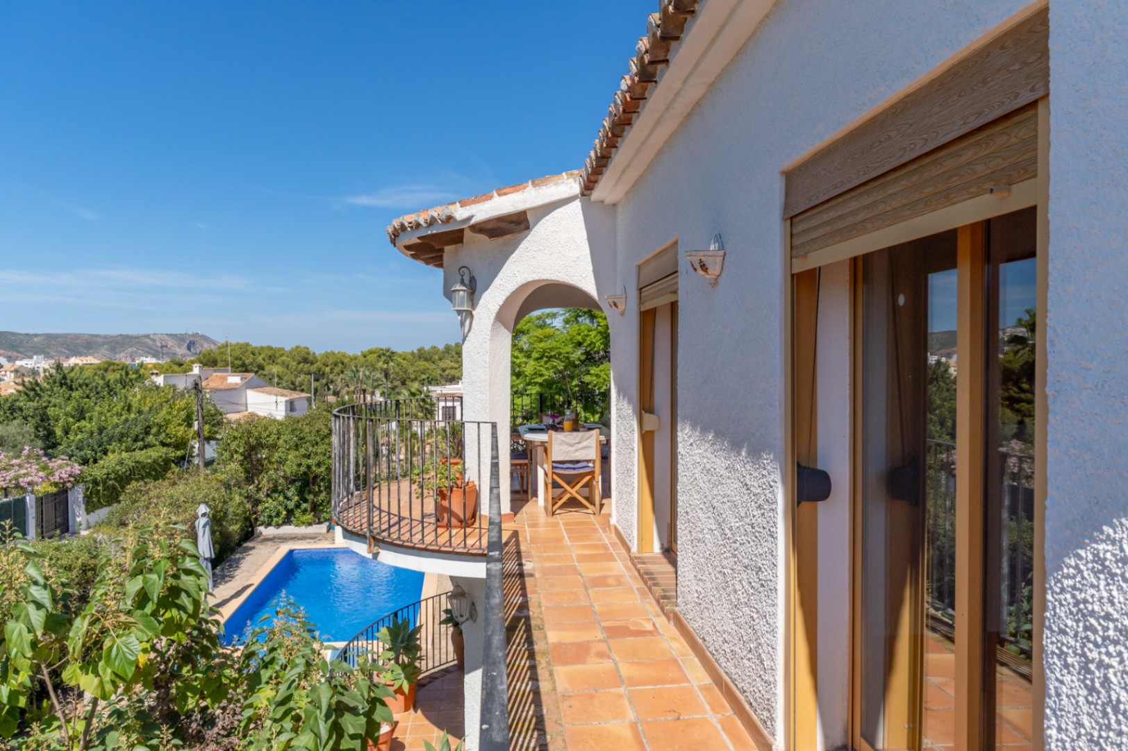 Villa mit separatem Apartment und Blick auf den Montgó, 600 m vom Meer entfernt.