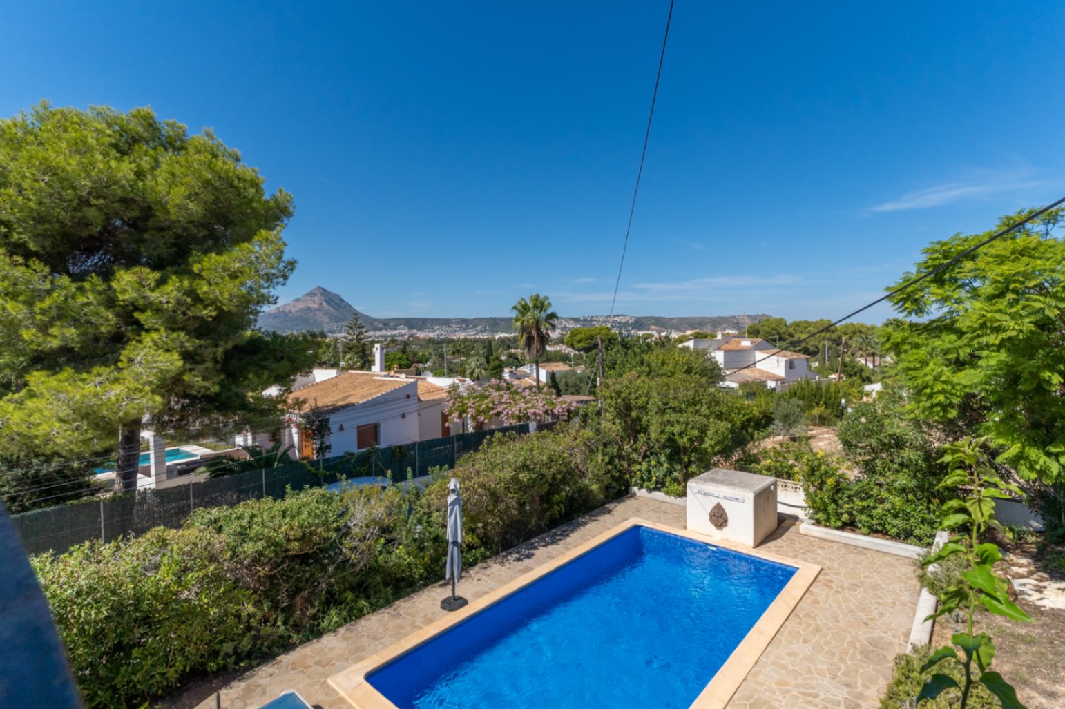 Villa mit separatem Apartment und Blick auf den Montgó, 600 m vom Meer entfernt.