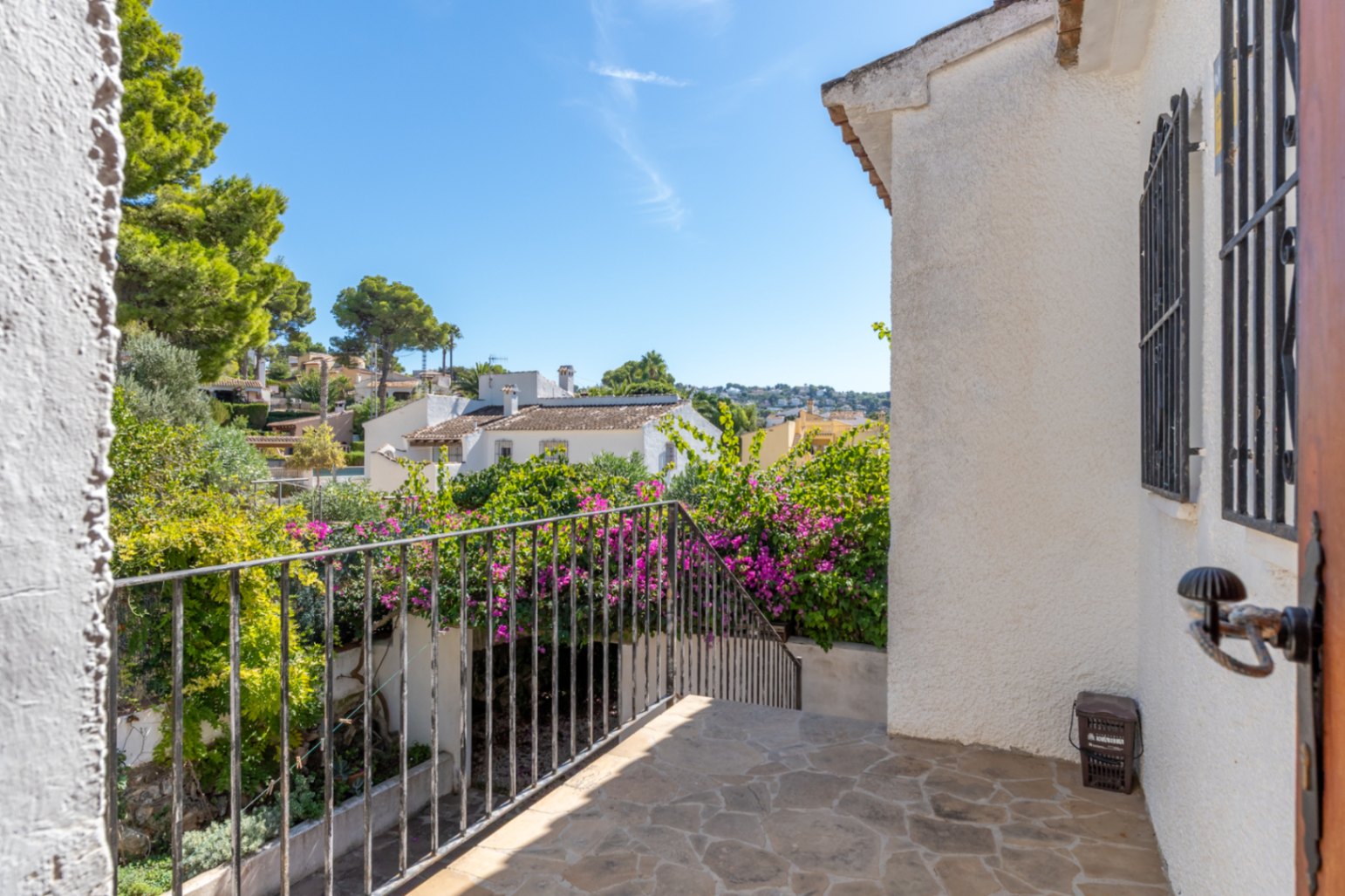 Villa mit separatem Apartment und Blick auf den Montgó, 600 m vom Meer entfernt.