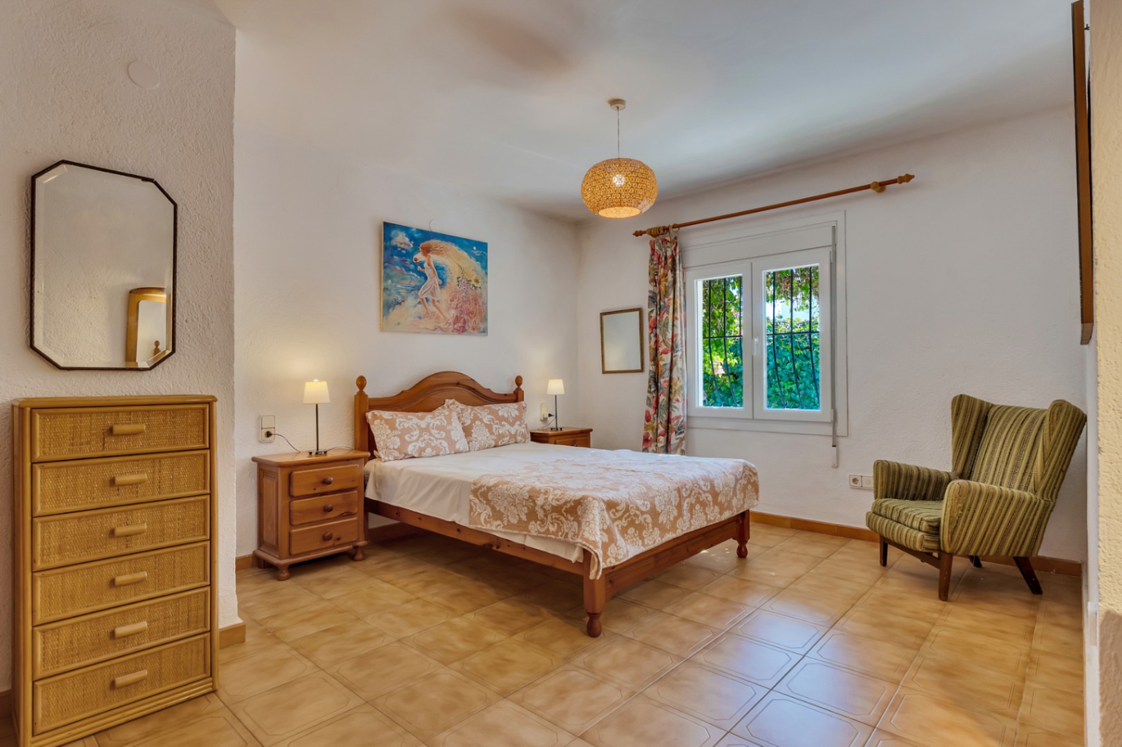 Villa mit separatem Apartment und Blick auf den Montgó, 600 m vom Meer entfernt.
