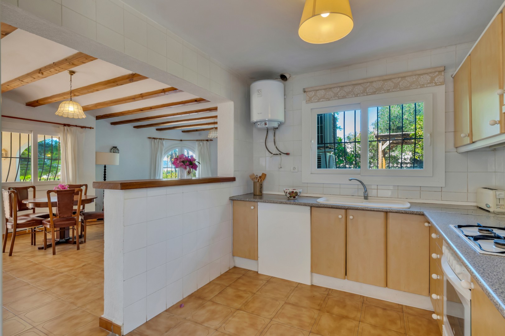 Villa mit separatem Apartment und Blick auf den Montgó, 600 m vom Meer entfernt.