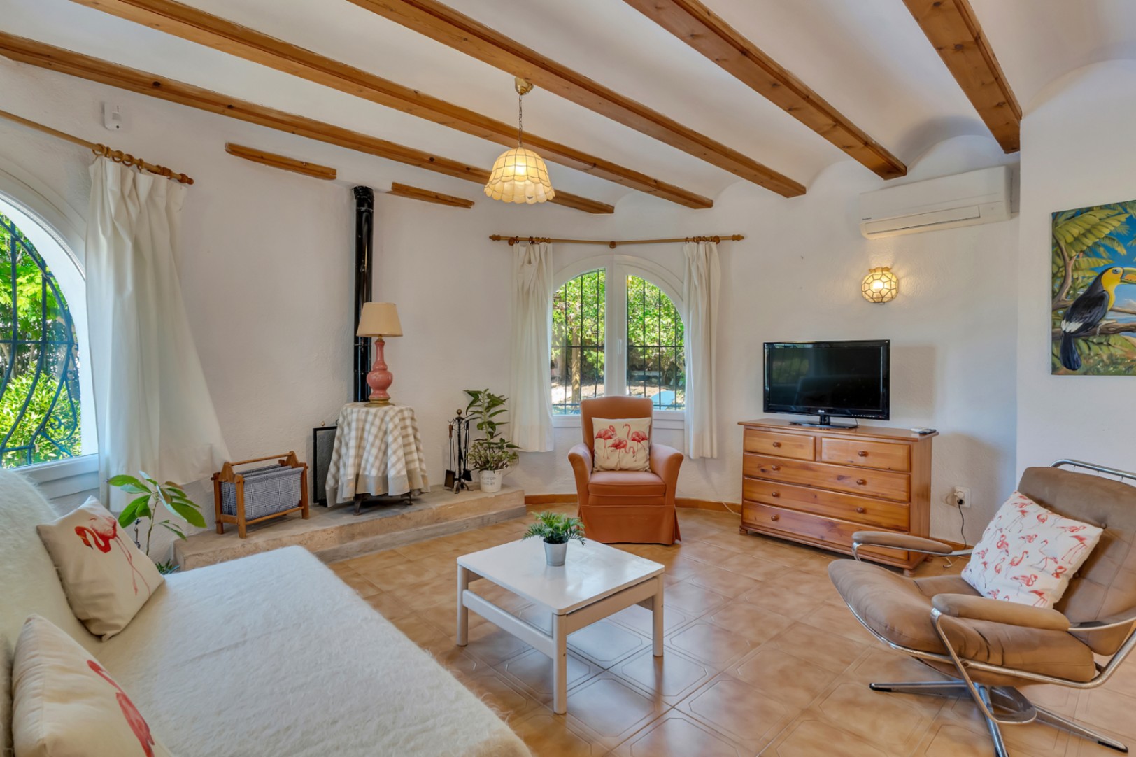 Villa mit separatem Apartment und Blick auf den Montgó, 600 m vom Meer entfernt.