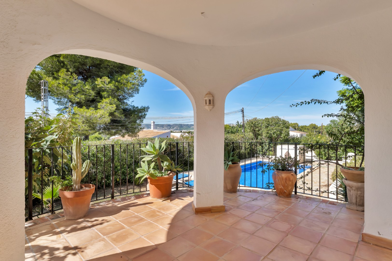 Villa mit separatem Apartment und Blick auf den Montgó, 600 m vom Meer entfernt.