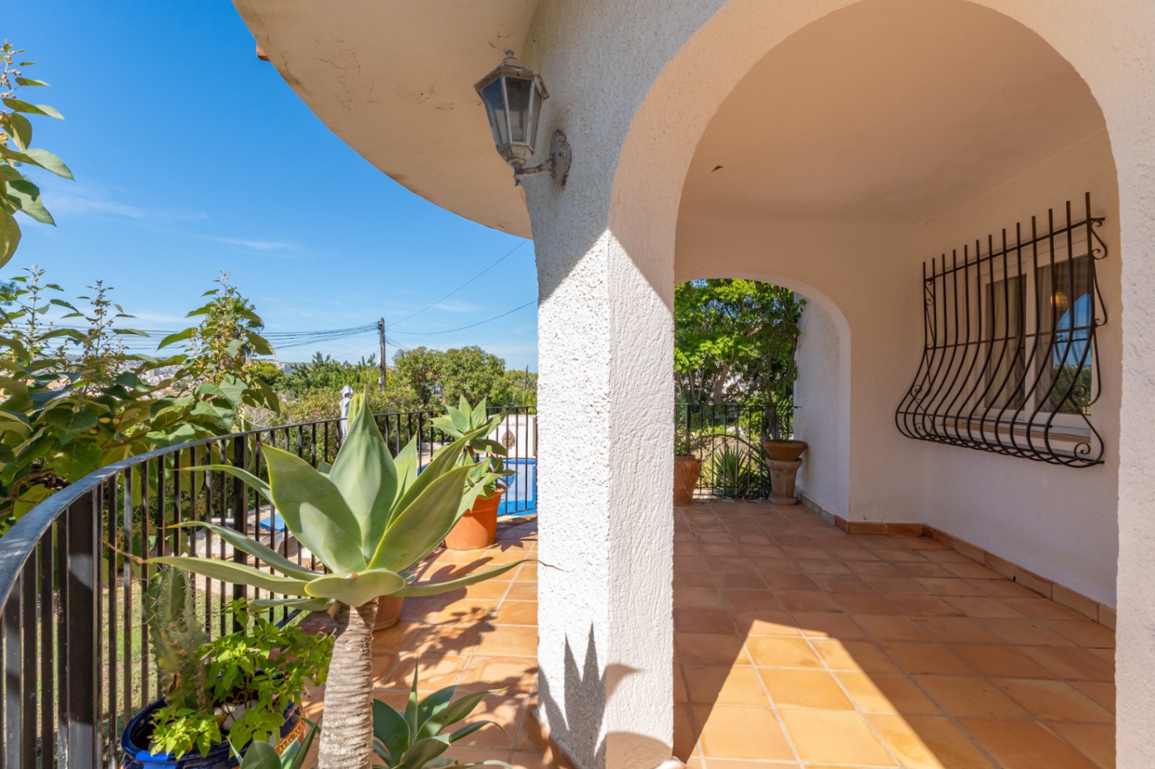 Villa mit separatem Apartment und Blick auf den Montgó, 600 m vom Meer entfernt.